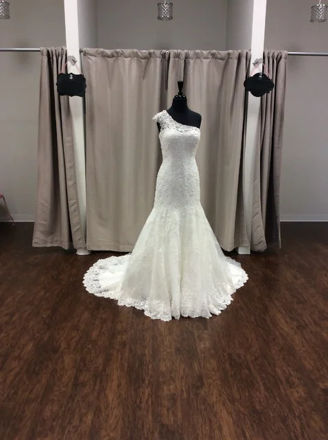 Sneak Peek Sale Allure Bridals 9070